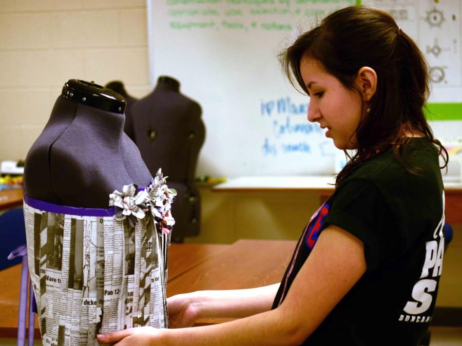 Video: Senior designs Unorthodox dress using newspapers