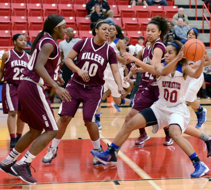 Senior Kiara Perry drives to the basket among a host of Killeen defenders. (Ariana Canchola photo)