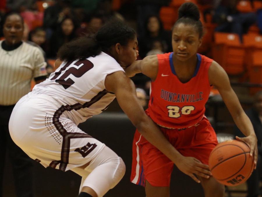 Aniya Thomas moves the ball up the court against Midland Lee during the Regional Semi-Finals in Fort Worth. (Richard Martin Photo)