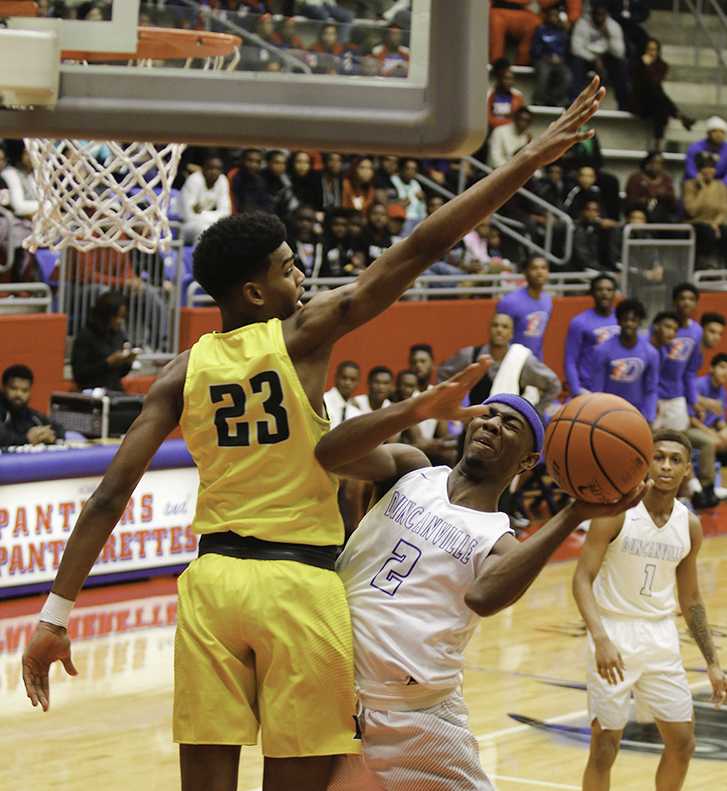 Senior Dexter Johnson presses to the basket against Desoto in a big district win at home. (Brenda Arana photo)