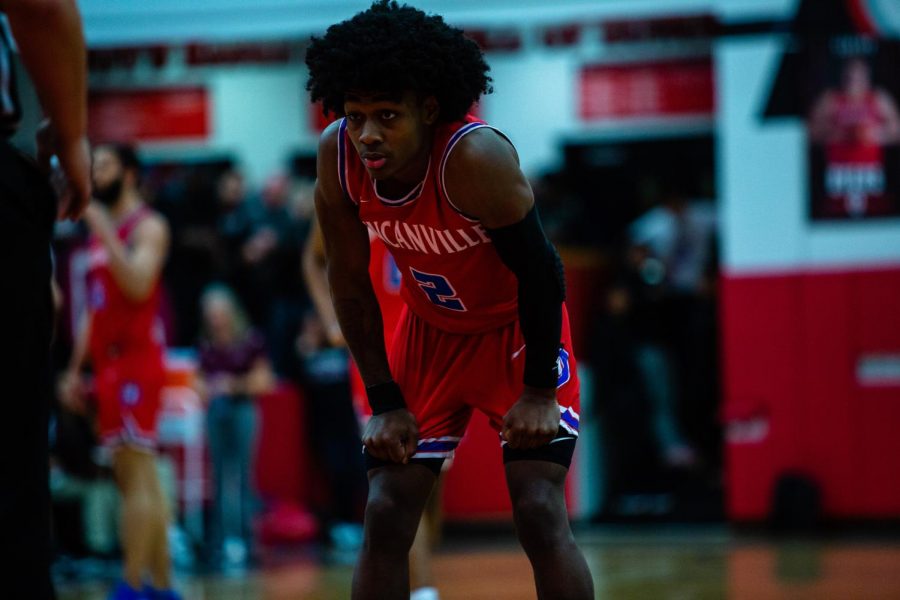 Ja'Bryan Hill waits at the free throw line.