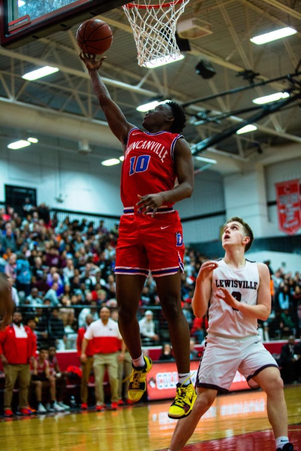 Damon Nichols goes up for the layup.