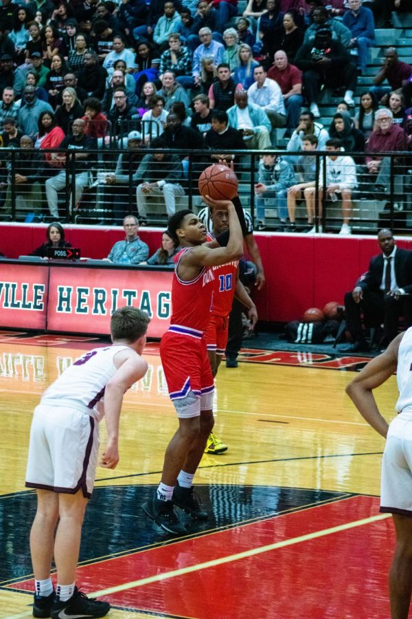 Zhuric Phelps shoots the free throw.