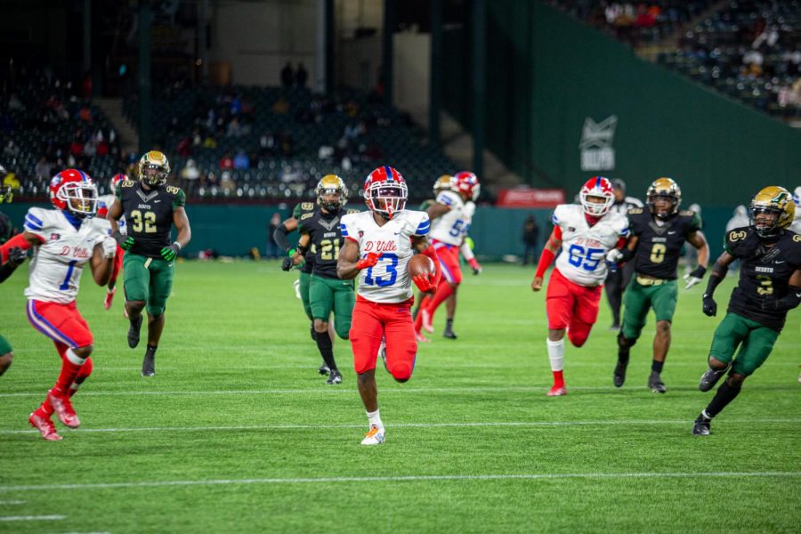 Roderick Daniels Jr. (13) breaks away for a touchdown against Desoto.