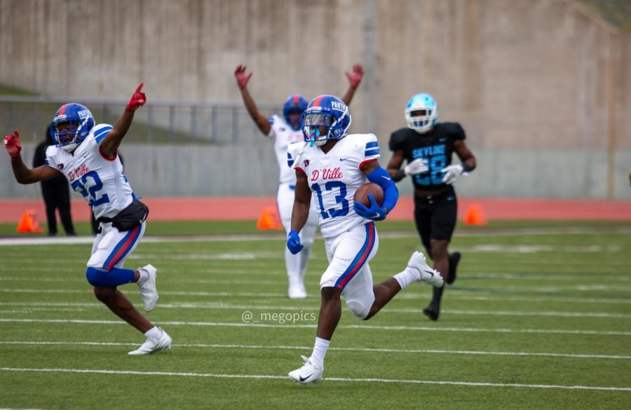 Roderick Daniels breaks away for the score.