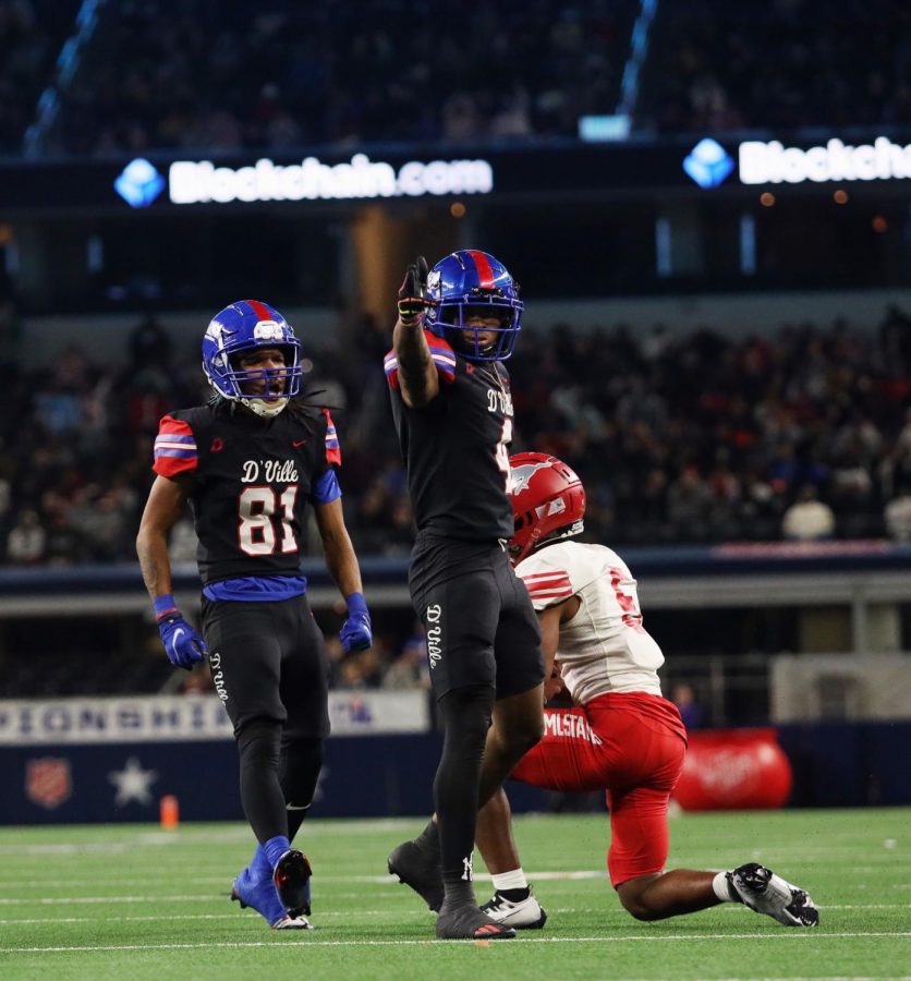 Dakorien Moore (4) points after the first down on a big catch in the state championship. 