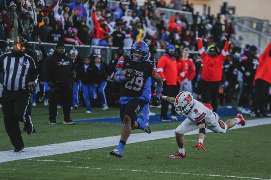 (29) Caden Durham breaks away for a touchdown.