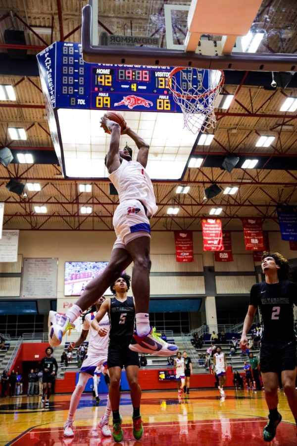 Ron holland skies for the dunk against waxahachie.