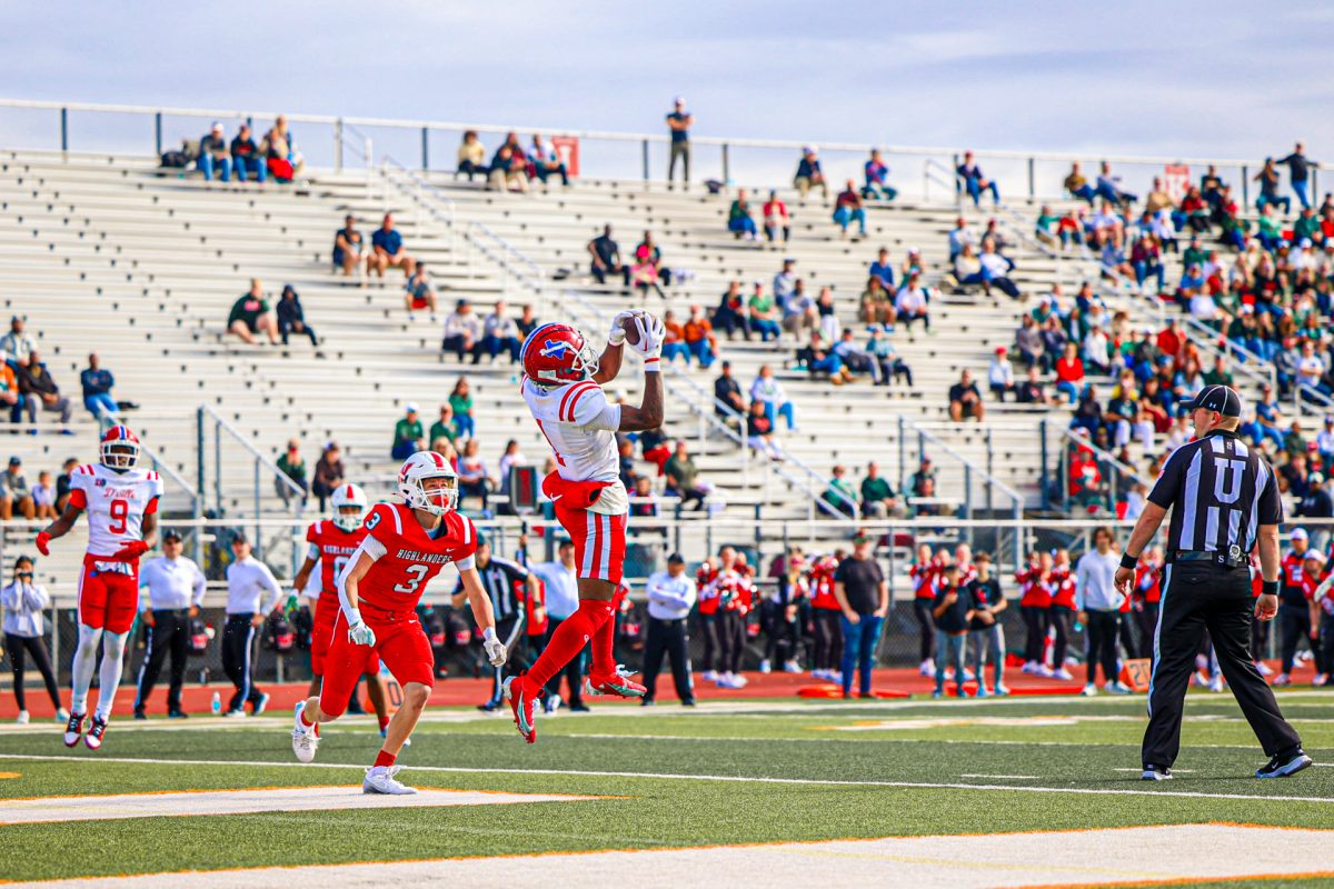 Dakorien Moore (1) catches a touchdown to give Duncanville the lead against Bridgeland in the Region 2 final. 